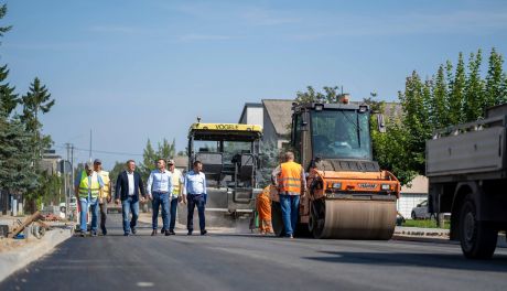 Przebudowa ul. Granicznej w Ciechanowie. Trwa układanie asfaltu.