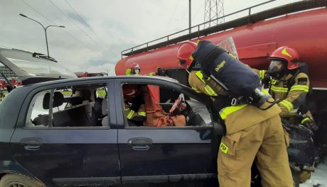 Substancje chemiczne wylały się z ciężarówki na ulice Ciechanowa. Interweniowały służby