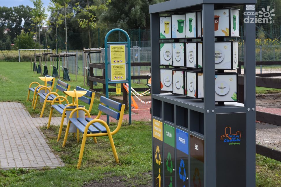 Będą bawić i uczyć. W Ciechanowie pojawiły się edukacyjne kosze do segregacji