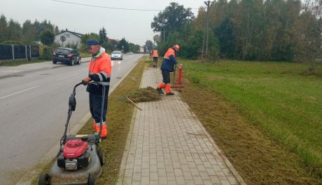 Nie szczędzą żyłki i ostrza- w powiecie trwają koszenia pasów zieleni