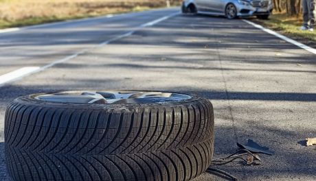 84-latek wyprzedzał dwie ciężarówki, miał dużo szczęścia