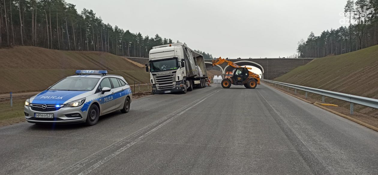 Utrudnienia na siódemce! Tir ugrzązł na poboczu AKTUALIZACJA