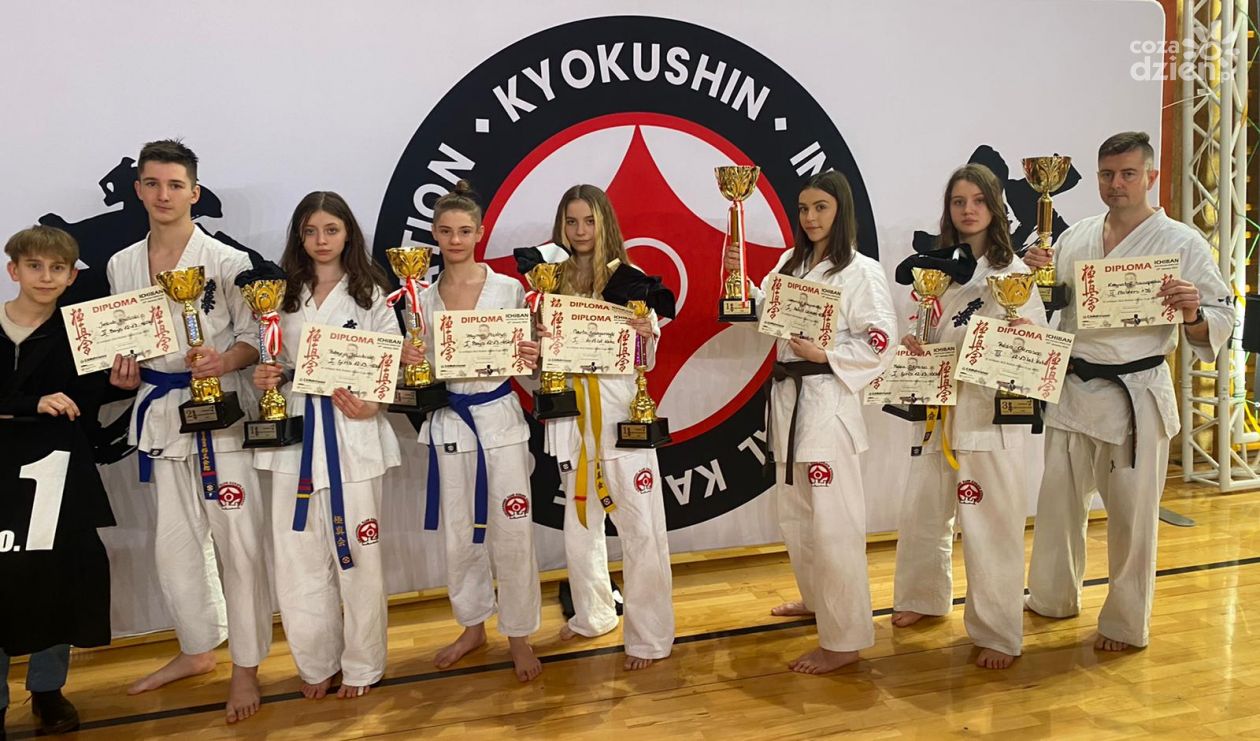 Medalowy początek roku ciechanowskich karateczek i karateków