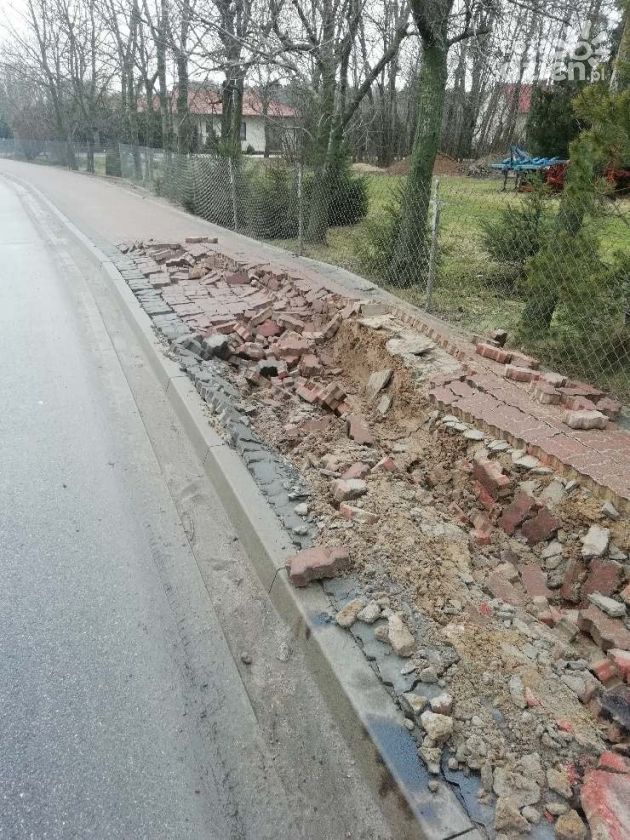 Zniszczono chodnik w Mosakach