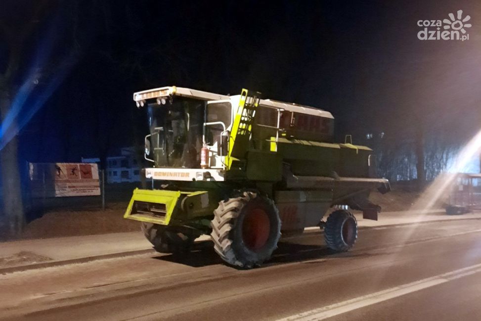 Kombajnem zbożowym, zimą, na podwójnym gazie po ulicach Mławy