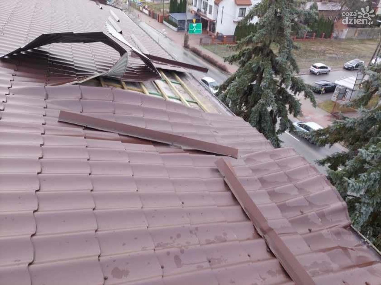 Silny wiatr uszkodził dach na I LO w Płońsku