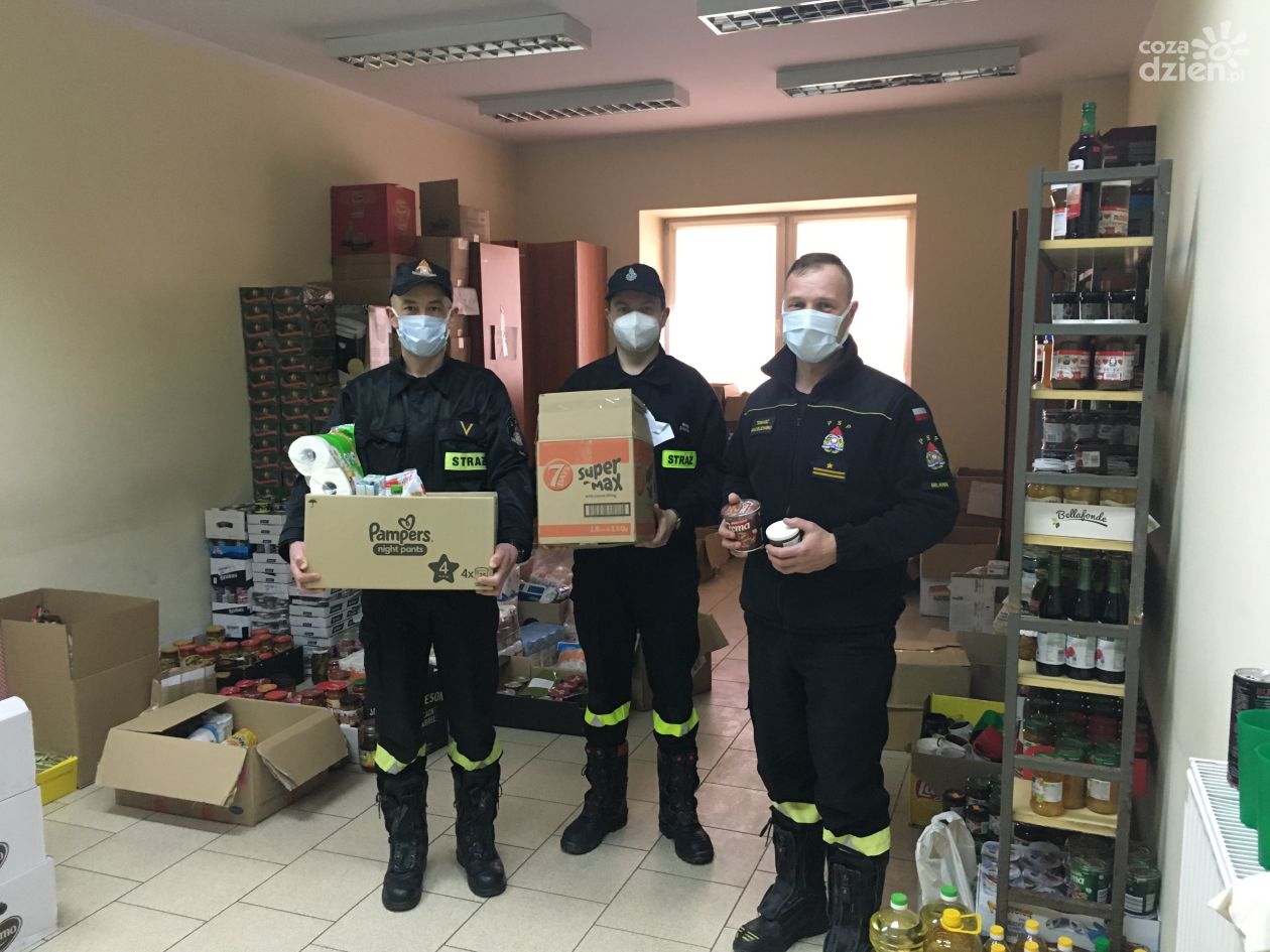 Strażacy ochotnicy i ci zawodowi z powiatu mławskiego angażują się w pomoc uchodźcom z Ukrainy