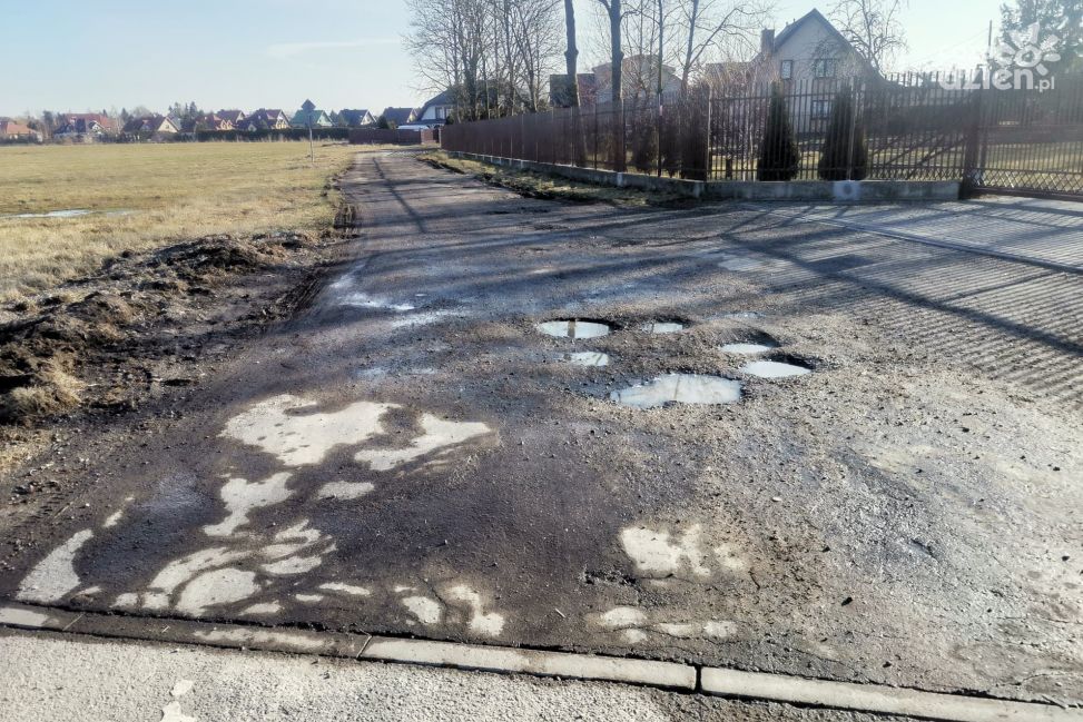 Nad niektórymi ulicami w Ciechanowie zawisły ciemne chmury. Czekają na naprawę od kilkunastu lat