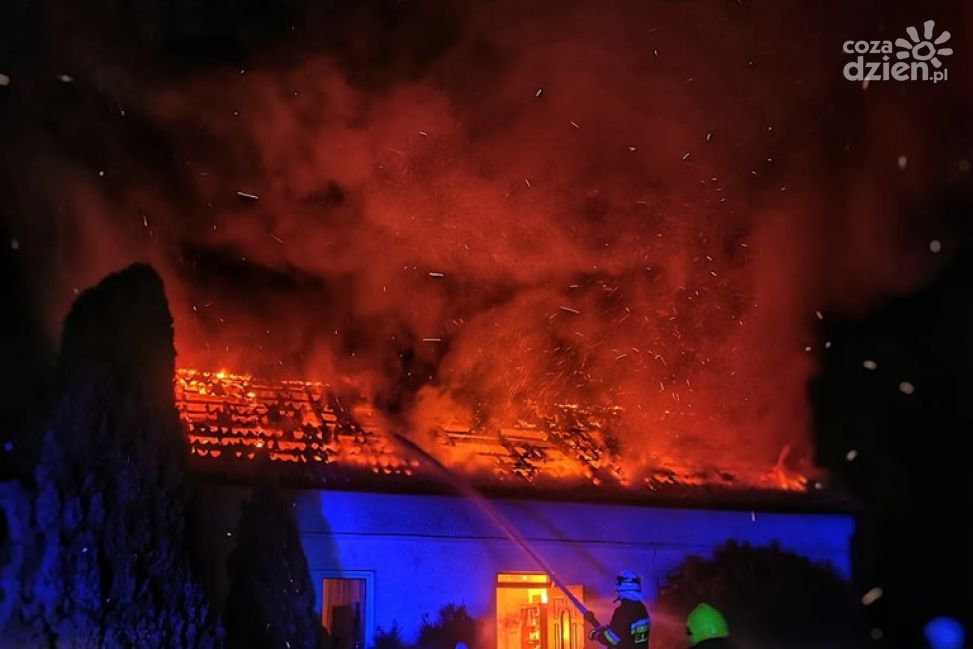 Pożar w gminie Świercze. Dach domu spłonął prawie doszczętnie!