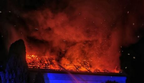 Pożar w gminie Świercze. Dach domu spłonął prawie doszczętnie!