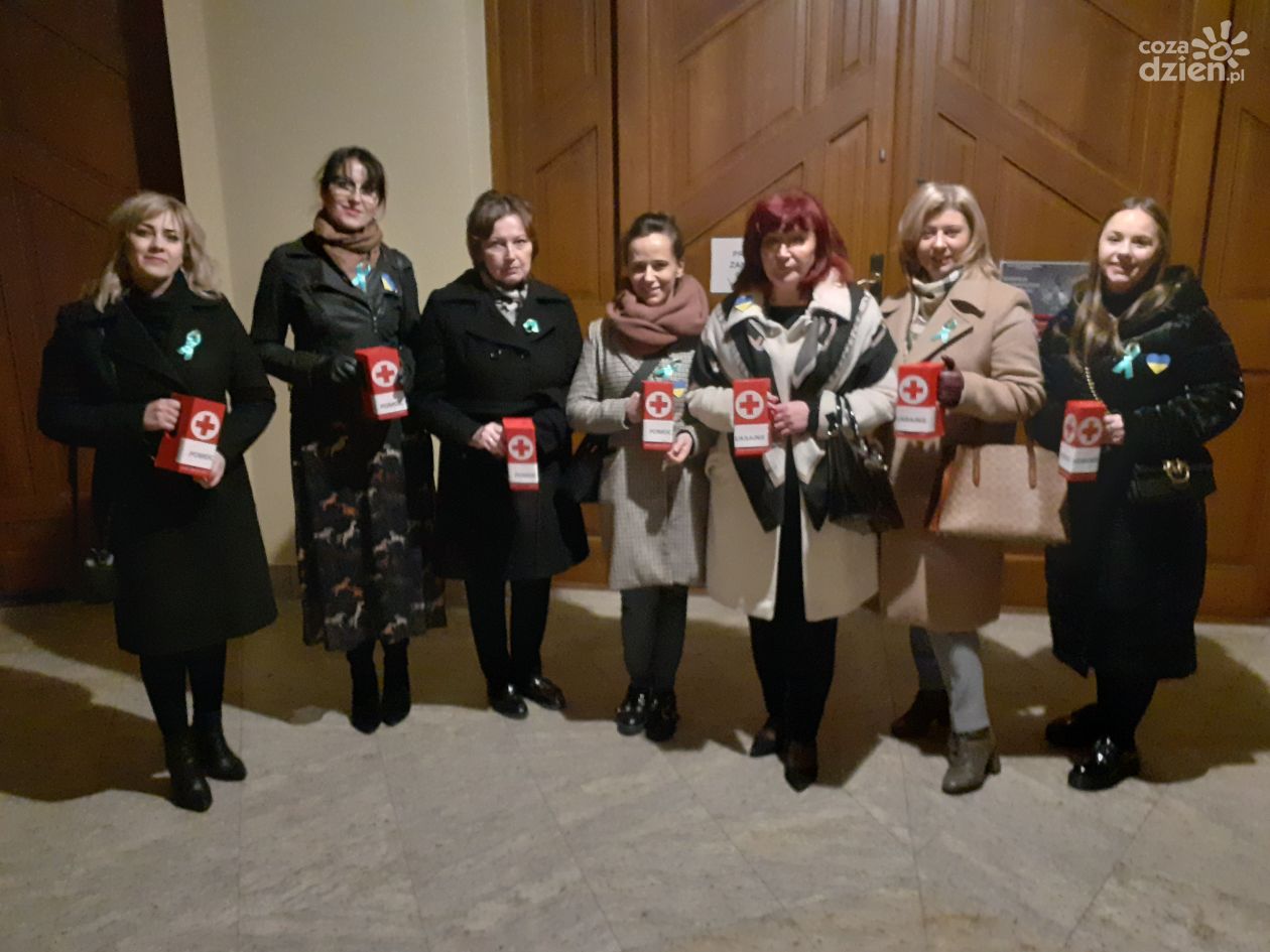 Pracownicy Oddziału Rejonowego Polskiego Czerwonego Krzyża w Ciechanowie kwestowali na rzecz obywateli Ukrainy