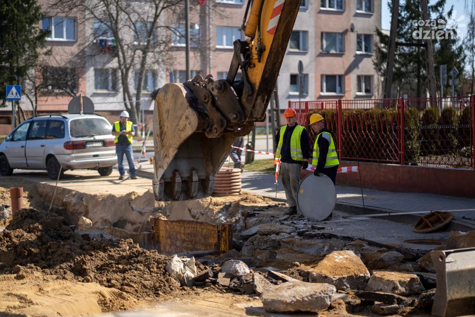 Trwa przebudowa ul. Asnyka w Ciechanowie. Na początek kanalizacja