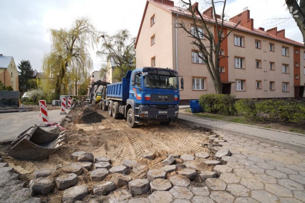 Kostka brukowa zamiast płyt. Trwa remont drogi za Halą Pułtuską