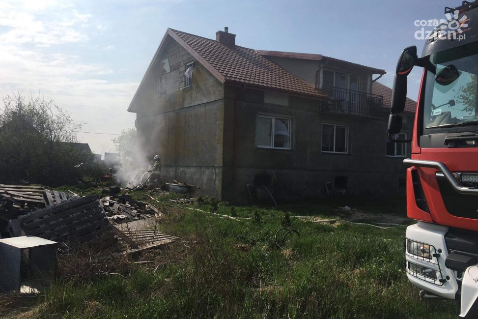 Kilkanaście minut temu straż pożarna została wezwana do pożaru domu jednorodzinnego w Szulmierzu