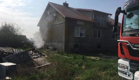 Kilkanaście minut temu straż pożarna została wezwana do pożaru domu jednorodzinnego w Szulmierzu