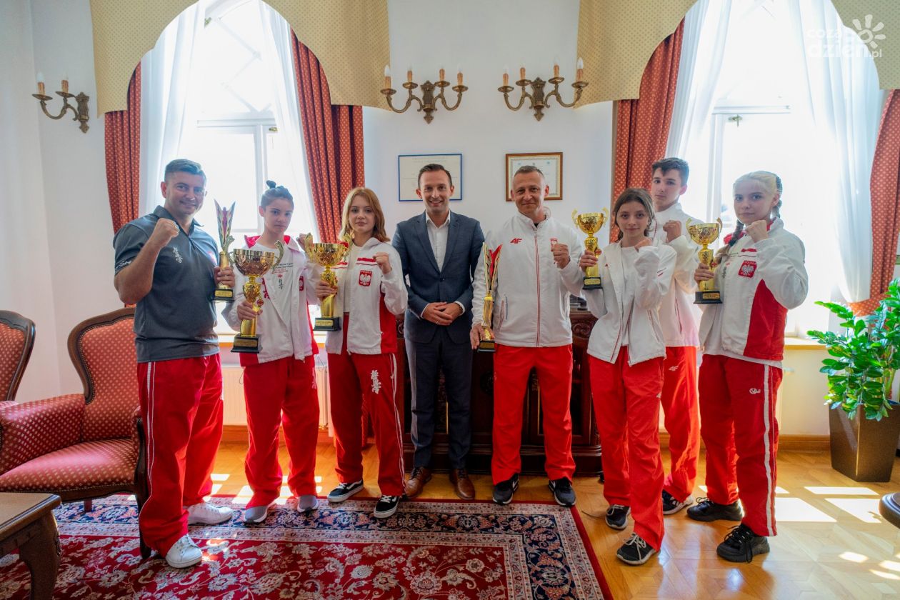 Spotkanie miało miejsce w ciechanowskim magistracie. Prezydent Kosiński zaprosił mistrzów Europy z Ciechanowskiego Klubu Karate Kyokushin
