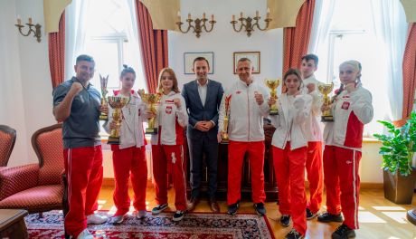 Spotkanie miało miejsce w ciechanowskim magistracie. Prezydent Kosiński zaprosił mistrzów Europy z Ciechanowskiego Klubu Karate Kyokushin