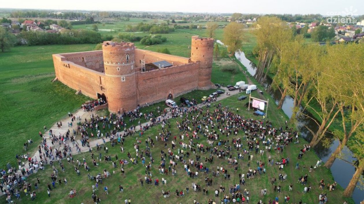 Silent disco na ciechanowskich błoniach zamkowych w ramach MAZOpikniku