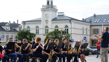 Standardy przed ciechanowskim ratuszem. Za nami pierwsze letnie koncertowanie pod chmurką