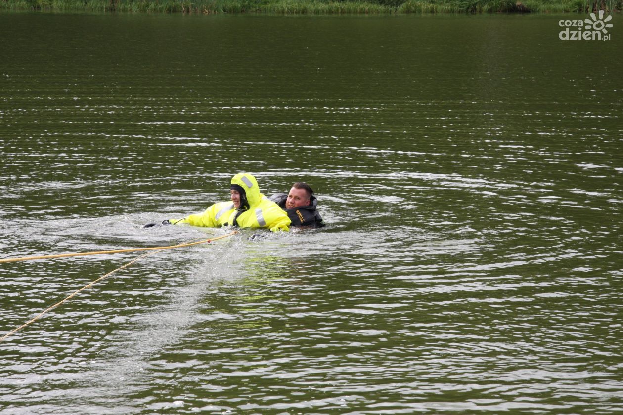 Trening czyni mistrza. Funkcjonariusze policji i straży pożarnej trenowali działania ratownicze w wodzie i nad wodą