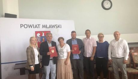Podpisano umowę z wykonawcą budowy sali gimnastycznej przy mławskim "Ekonomiku." Powiat mławski podpisał dokument z firmą z Torunia