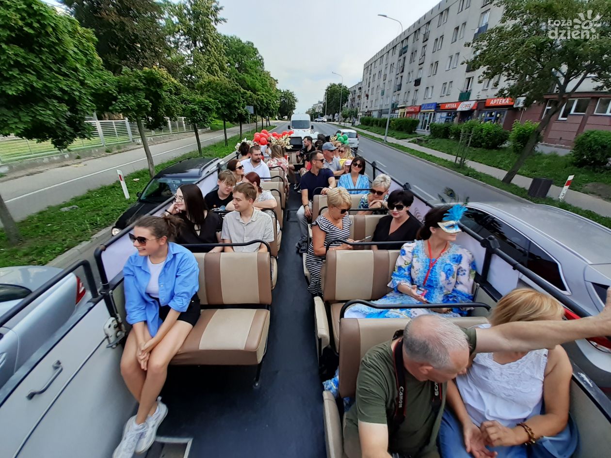 Bez dachu, z wiatrem we włosach można pojeździć autobusem po ciechanowskich ulicach