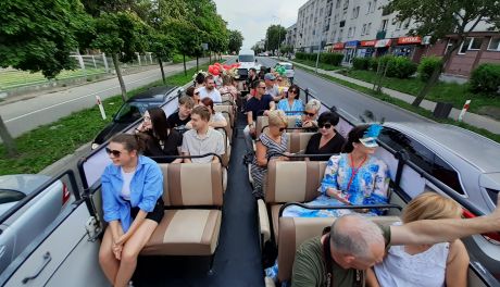 Bez dachu, z wiatrem we włosach można pojeździć autobusem po ciechanowskich ulicach