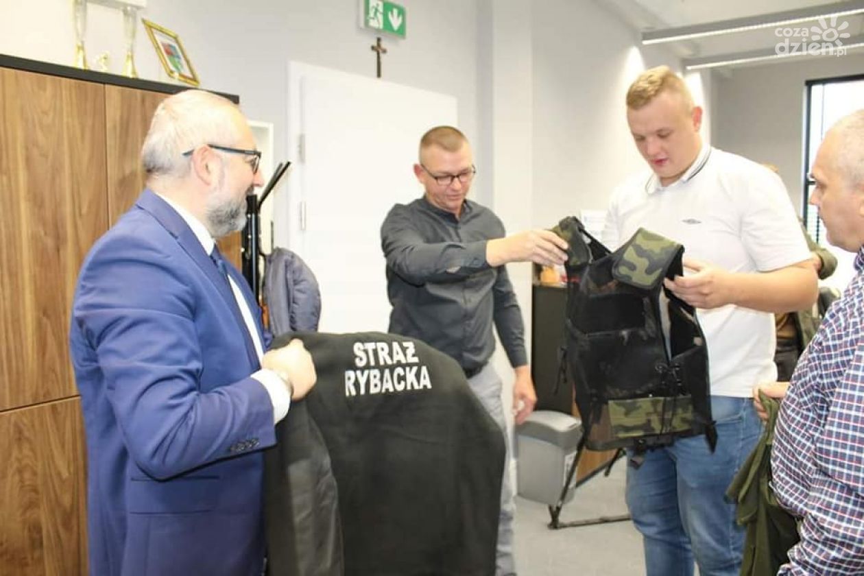 Zarząd Powiatu Przasnyskiego dał mundury Społecznej Staży Rybackiej