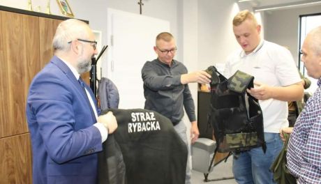 Zarząd Powiatu Przasnyskiego dał mundury Społecznej Staży Rybackiej