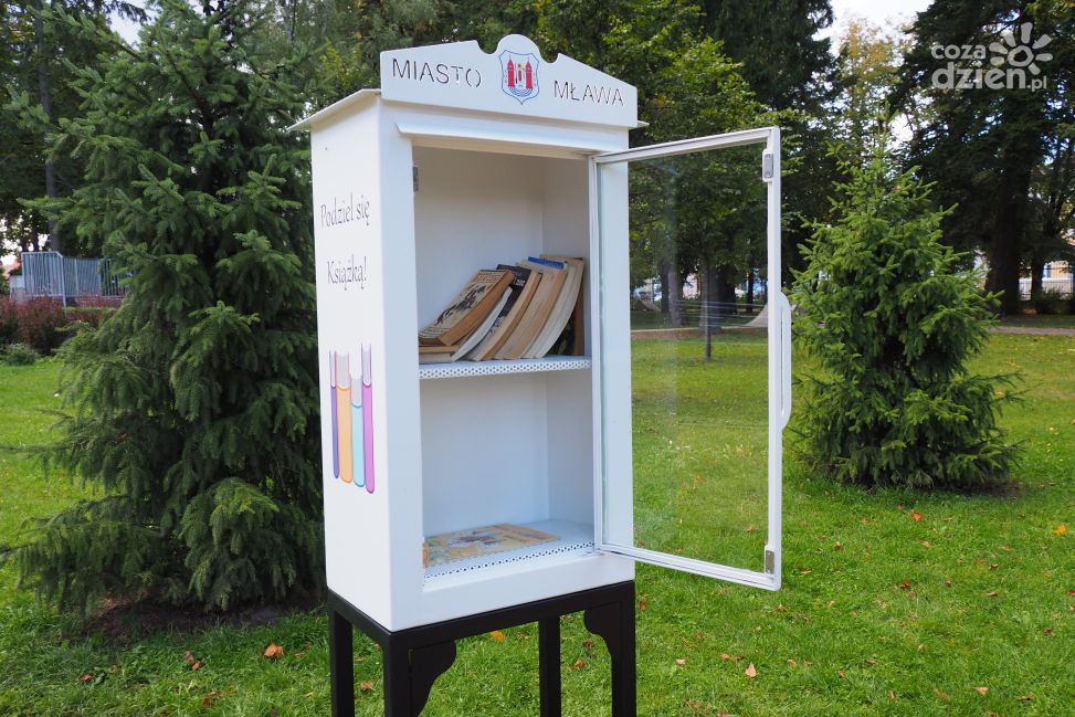 Biblioteczka plenerowa w mławskim parku 