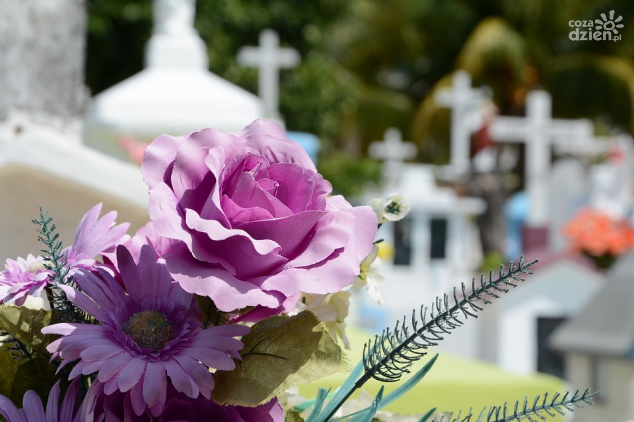 Seniorka kradła na cmentarzu. Policję powiadomiły osoby odwiedzające groby bliskich
