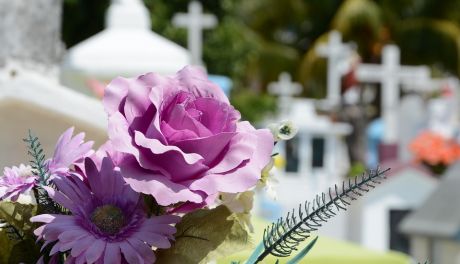 Seniorka kradła na cmentarzu. Policję powiadomiły osoby odwiedzające groby bliskich