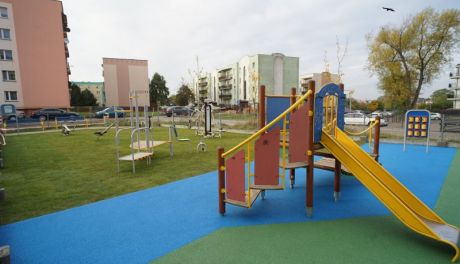 Plac zabaw i siłownia z nową nawierzchnią