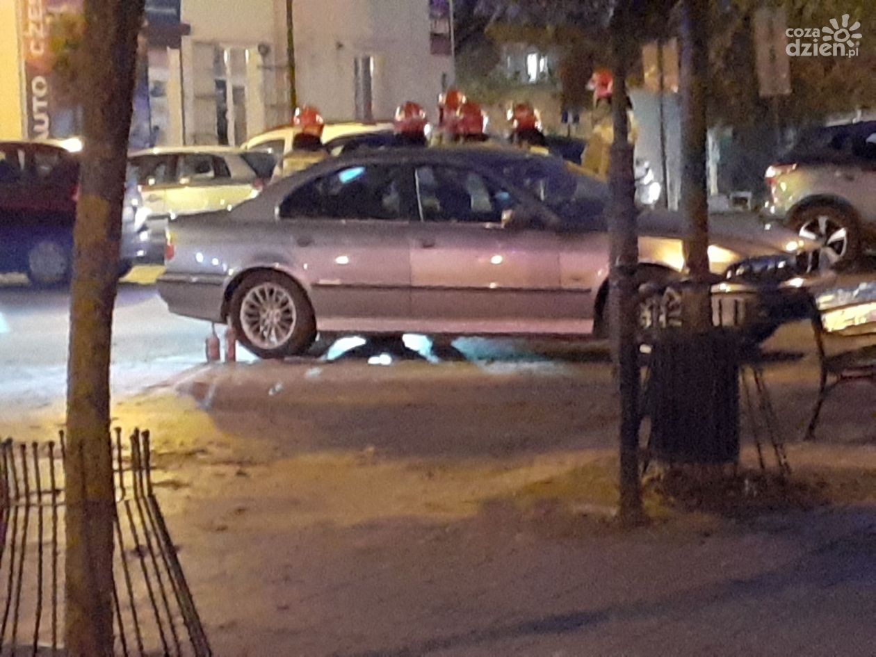 BMW w ogniu w centrum Ciechanowa