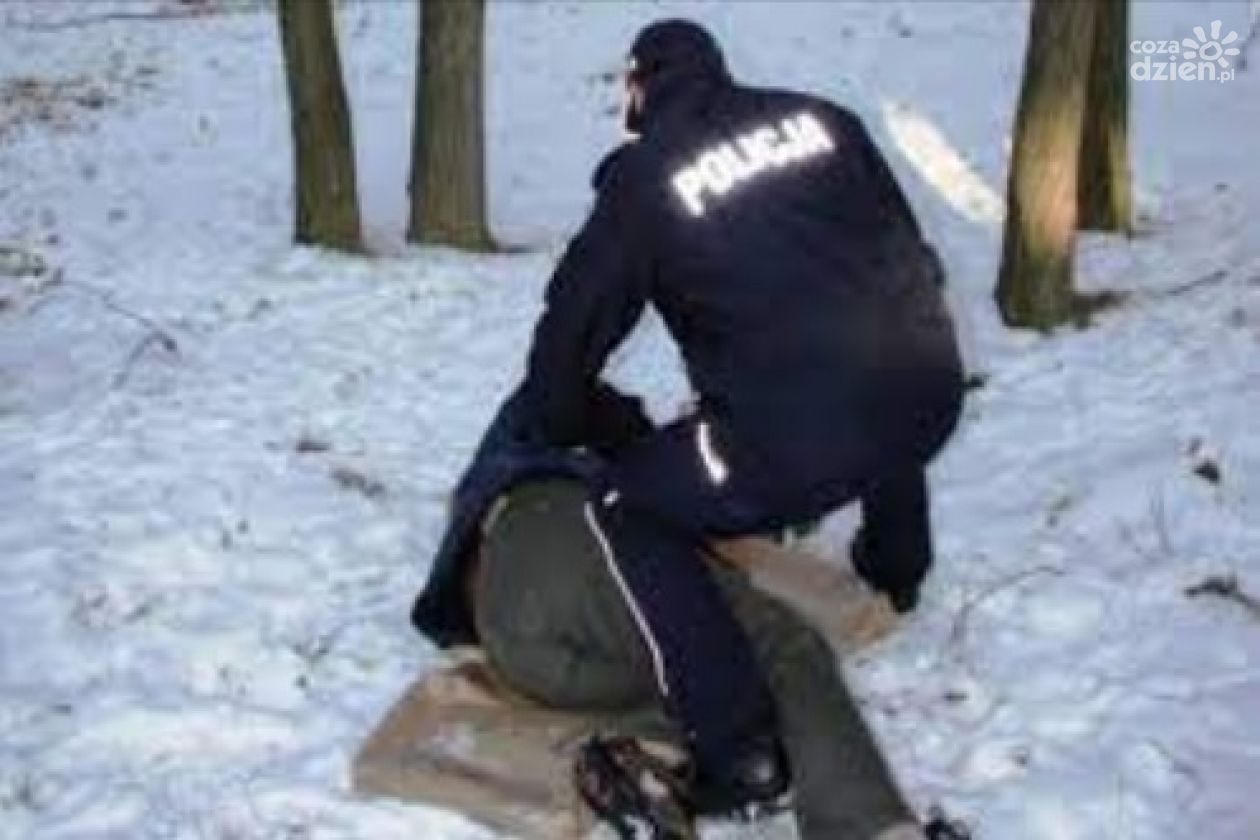 Nocna interwencja ciechanowskiej policji. 70-latek ryzykował życiem