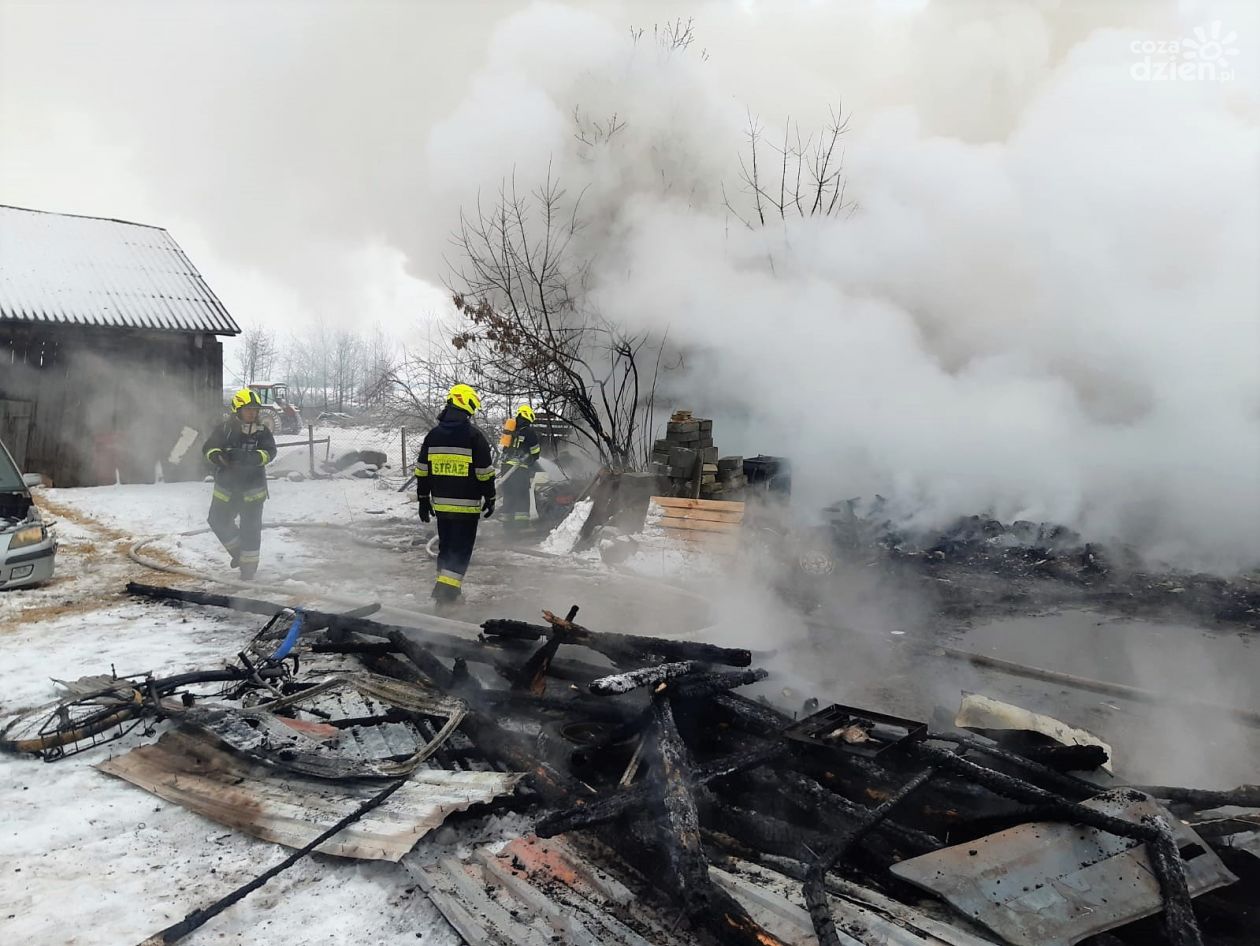 Budynek gospodarczy i samochody osobowe strawione przez ogień w Grabowie pow. przasnyski