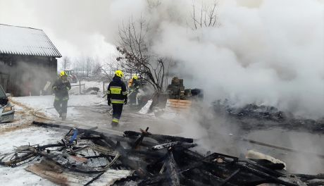 Budynek gospodarczy i samochody osobowe strawione przez ogień w Grabowie pow. przasnyski
