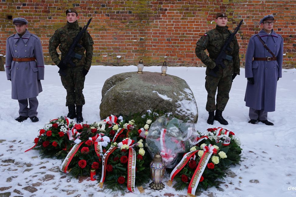 "Sprzeniewierzyli się III Rzeszy." Zamordowanych 80 lat temu Żołnierzy Armii Krajowej upamiętniono na dziedzińcu Zamku Książąt Mazowieckich w Ciechanowie