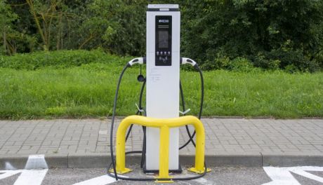 Ratusz zmienia zdanie po 2 latach. Korzystanie z ładowarki do elektryków będzie odpłatne