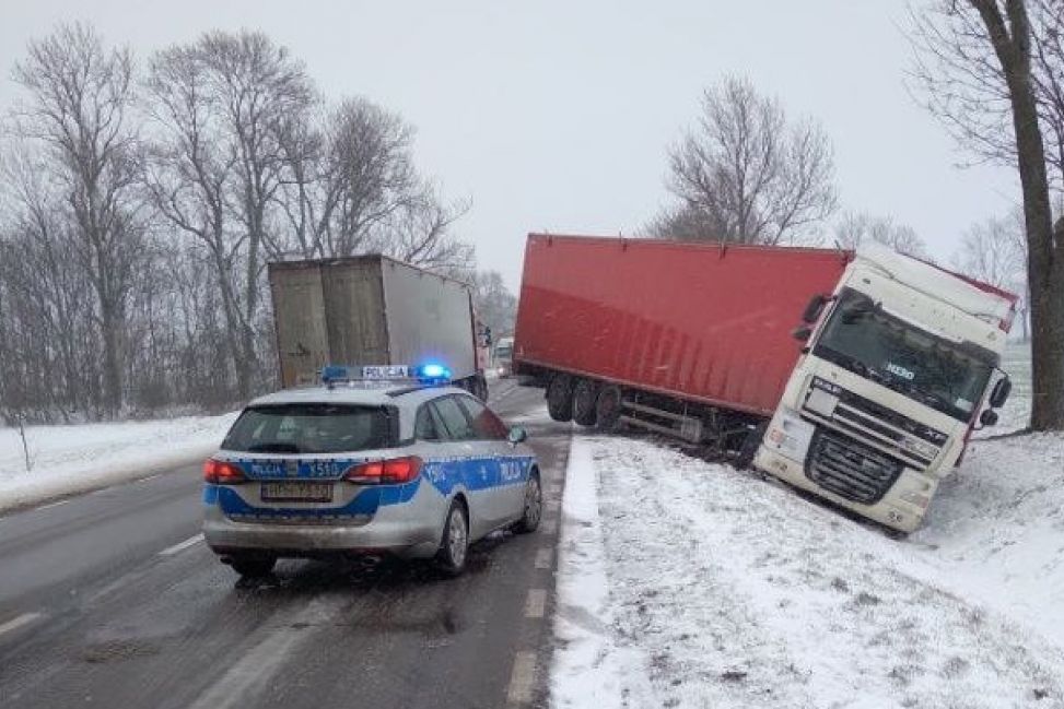 Kolizje w Ujazdówku i Gostkowie. Trudne warunki na drogach