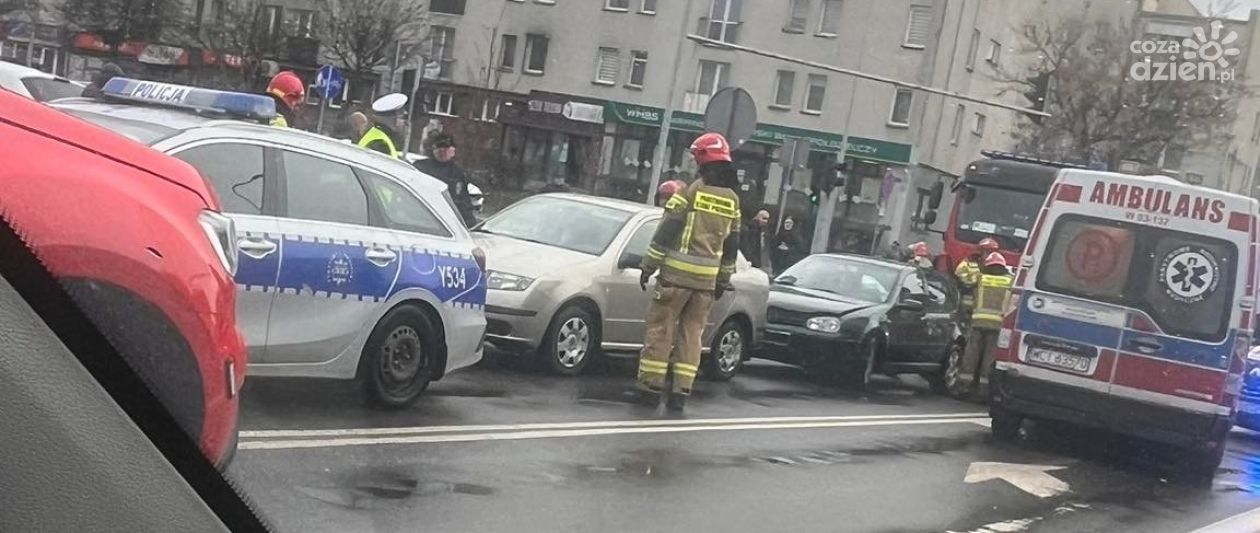 Wypadek w centrum Ciechanowa. Zderzyły się dwie osobówki