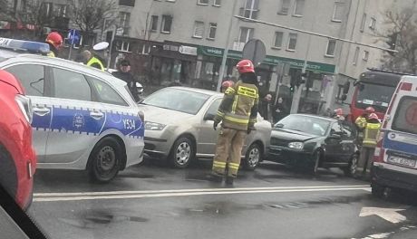 Wypadek w centrum Ciechanowa. Zderzyły się dwie osobówki
