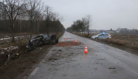 Fatalny wypadek na prostej drodze. Zjechał na pobocze, uderzył w betonowy przepust i kolejno w trzy drzewa