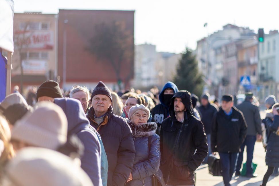 Tłumy w centrum Ciechanowa. Kolejka po budki i karmę dla ptaków nie miała końca