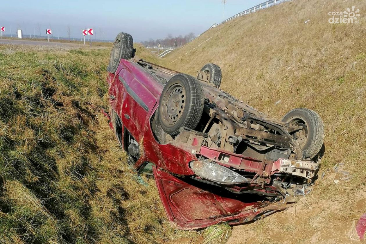 Wypadła z drogi. Ranne dzieci