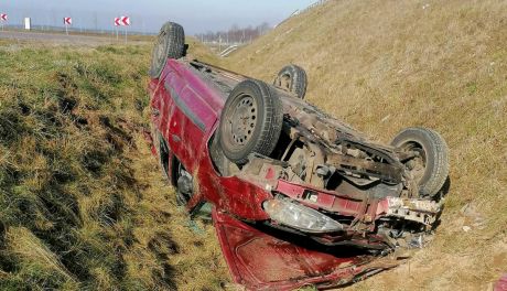 Osobówka wypadła z drogi. 4 osoby ranne, w tym troje dzieci