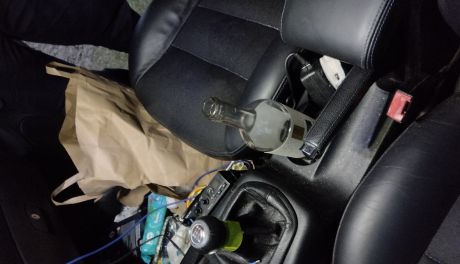 Opróżnił butelkę od wina podczas jazdy. Policjantom tłumaczył, że "jechał wolno"