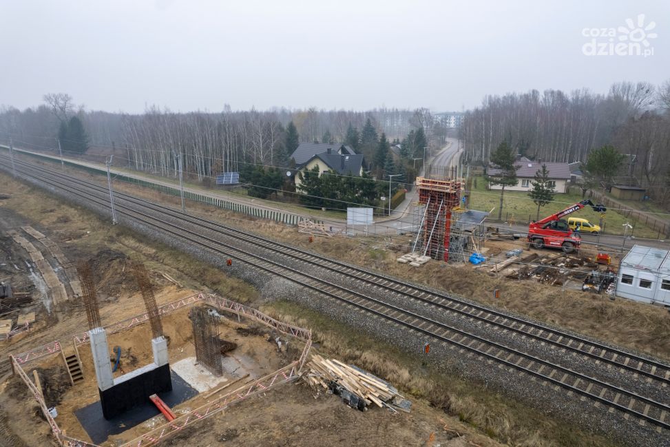 Montują wiadukt nad torami, autobusy zastępcze zamiast pociągów