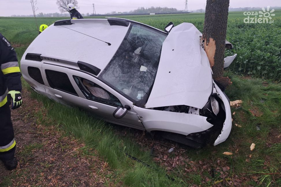Zdarzenie drogowe w Grudusku - samochód uderzył w drzewo, jedna osoba poszkodowana