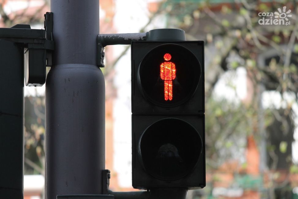 Pieszy na czerwonym świetle zagraża bezpieczeństwu na drodze - 1100 zł mandatu dla nieodpowiedzialnego uczestnika ruchu